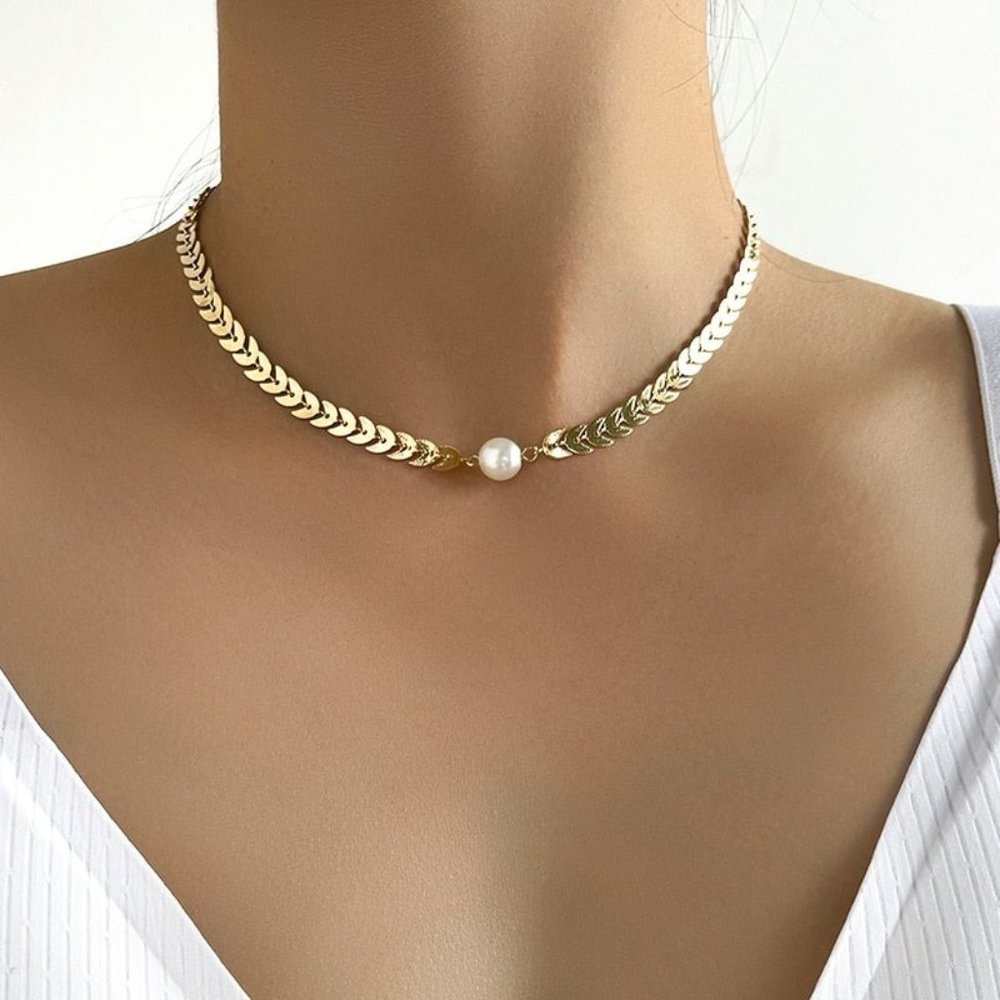 Victory Laurel Pearl Pendant Necklace